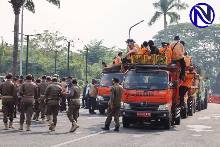Truk BERSIH oranye bawa petugas kebersihan Pemkot Tangerang atasi darurat sampah