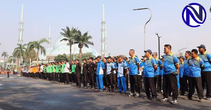 Ratusan petugas apel Indonesia Asri Kota Tangerang depan Masjid Raya Al Azhom