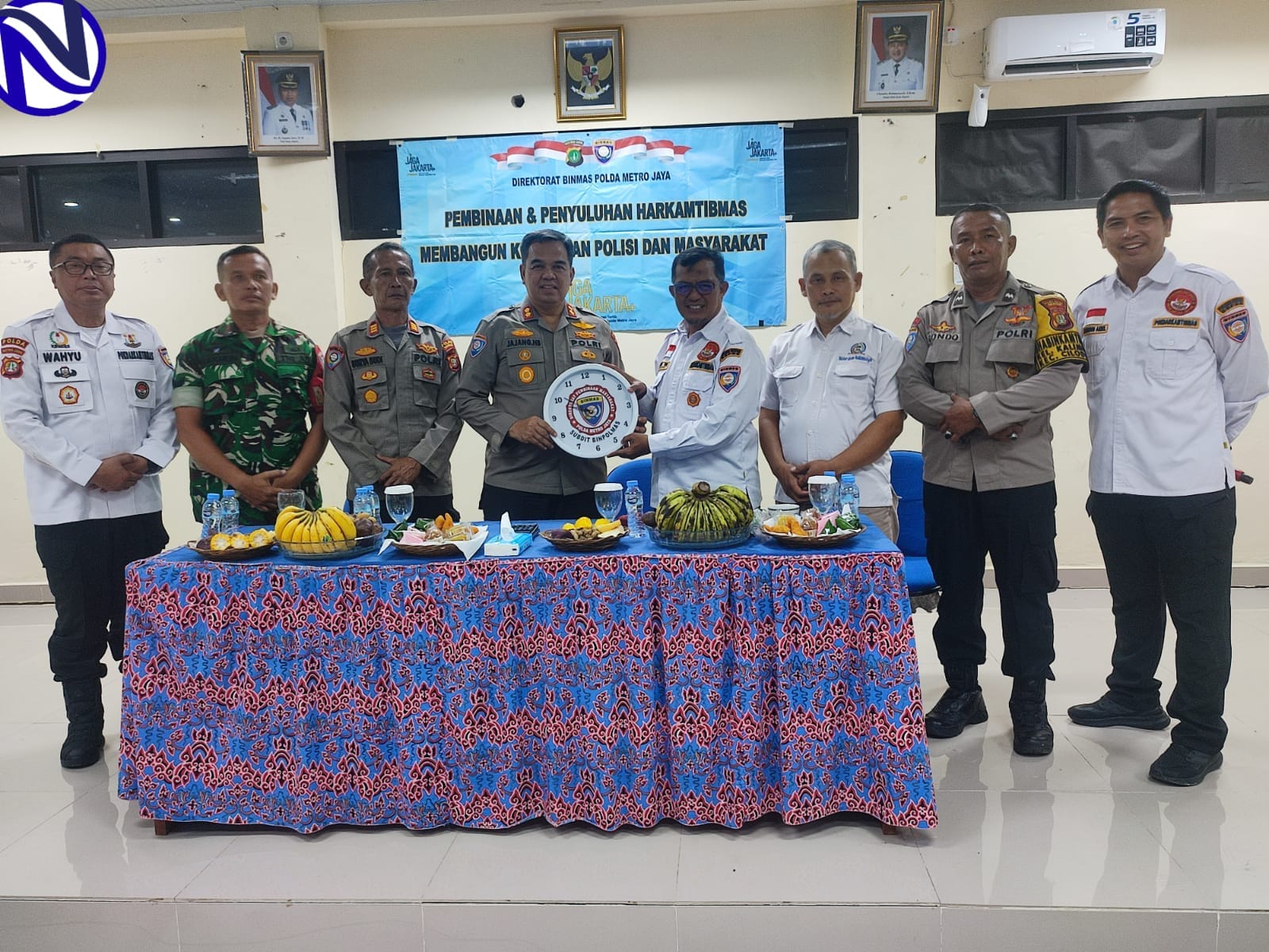 Kasubdit Binpolmas Ditbinmas Polda Metro Jaya AKBP Jajang Hasan Basri menyerahkan cenderamata jam dinding simbolis kepada perwakilan Pokdarkamtibmas Resort Depok