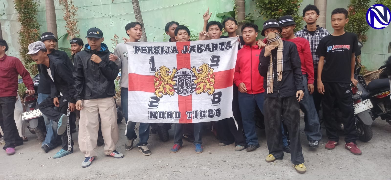 Suporter Persija Jakarta kelompok Nord Tiger bentangkan spanduk Persija 1928 saat nobar di Tangerang