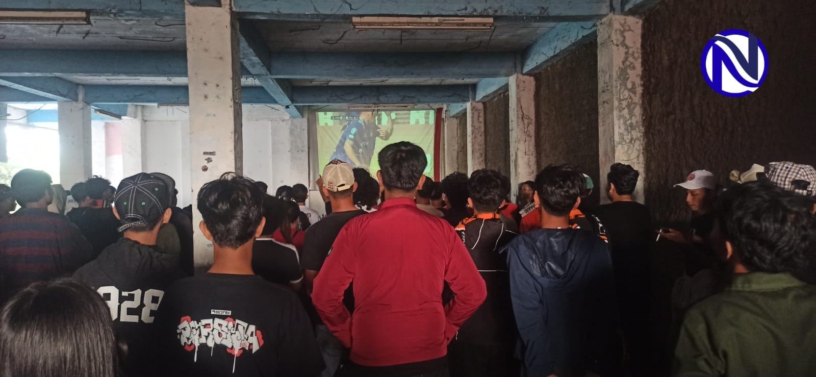Jakmania Orange Cisadane nonton bareng Persija vs PSIM lewat proyektor di SMK PGRI 2 Tangerang