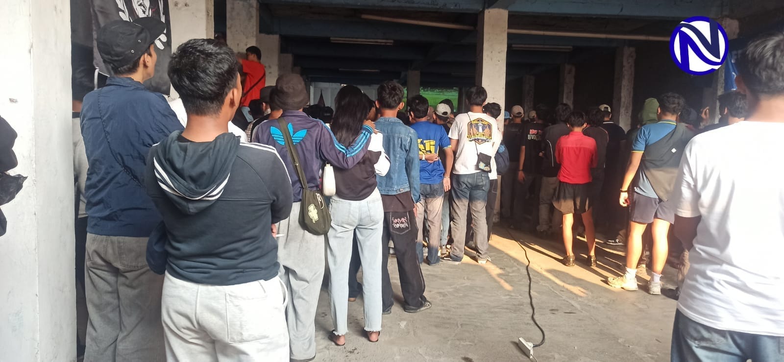Suporter Orange Cisadane chanting dan tabuh drum saat nobar Persija menang 4-0 atas PSIM di Tangerang