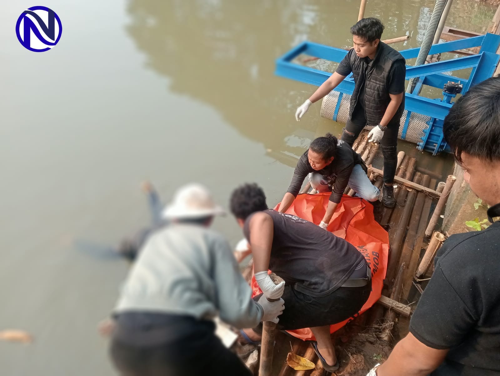 Evakuasi mayat perempuan di danau Jalan Baru Cikokol Tangerang oleh polisi dan warga