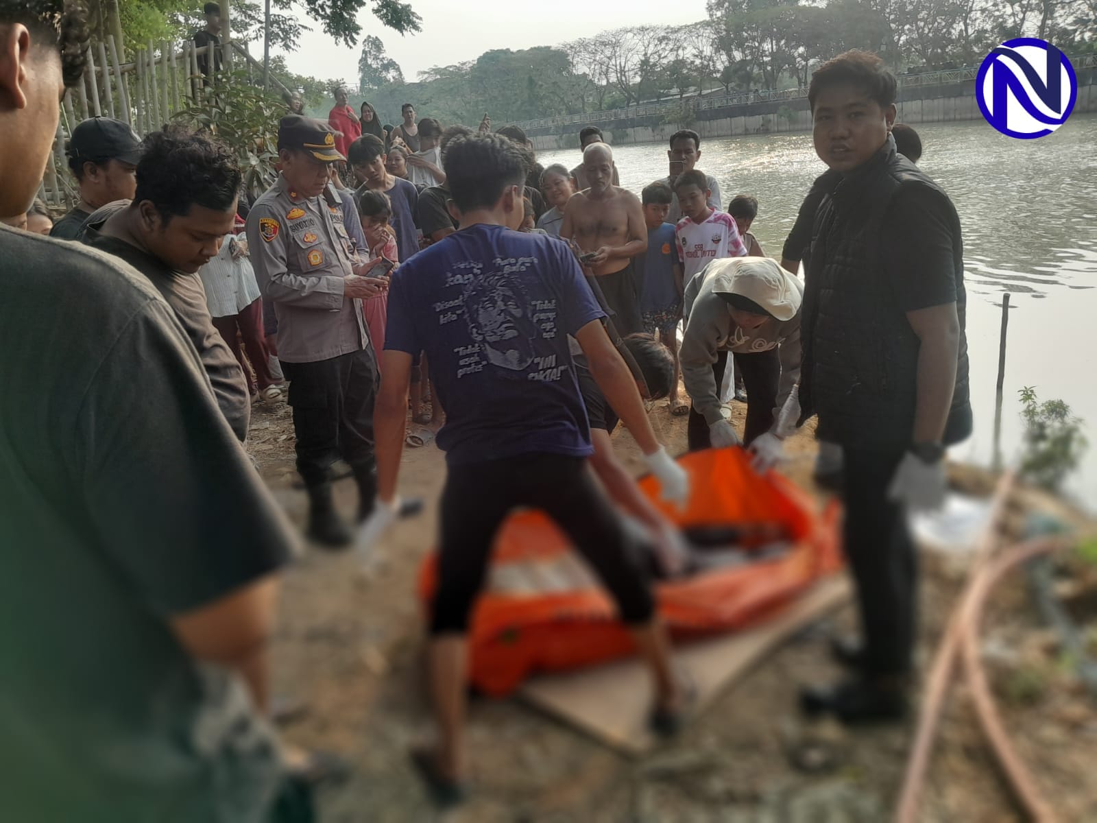 Kapolsek Tangerang Kompol Suyatno SH MH di lokasi penemuan mayat perempuan di Danau Jalan Baru Cikokol disaksikan warga