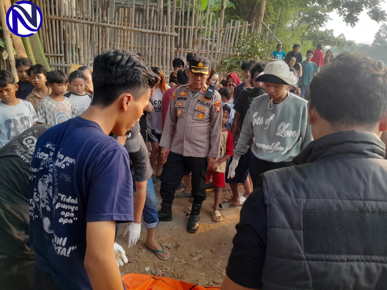 Kantong jenazah oranye berisi mayat perempuan dicisadane Danau Jalan Baru Cikokol Tangerang siap dibawa ke RSUD Kabupaten Tangerang