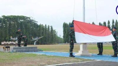 Dua prajurit TNI AU Lanud Adisutjipto mengibarkan bendera Merah Putih saat upacara bendera di Lapangan Jupiter Yogyakarta
