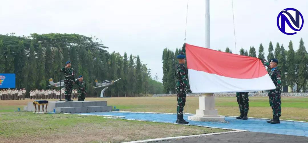 Dua prajurit TNI AU Lanud Adisutjipto mengibarkan bendera Merah Putih saat upacara bendera di Lapangan Jupiter Yogyakarta