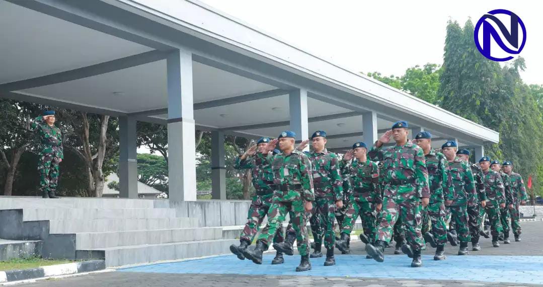 Peleton perwira gabungan TNI AU Lanud Adisutjipto latihan defile baris berbaris usai upacara bendera