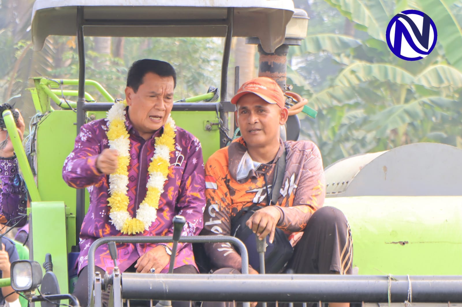 Bupati Tangerang Maesyal Rasyid panen padi 275 hektare di Mauk naik combine harvester