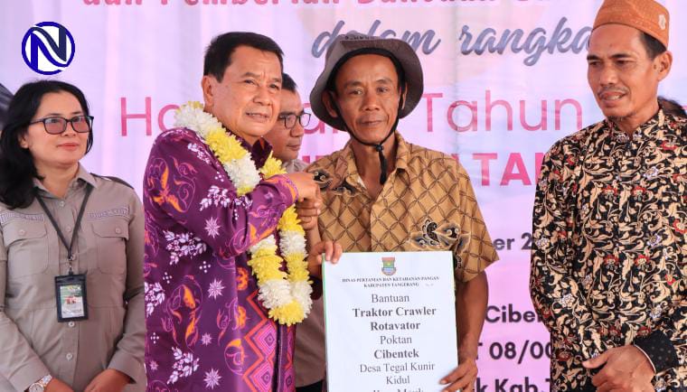 Bupati Tangerang serahkan bantuan traktor crawler untuk petani Mauk HUT 394