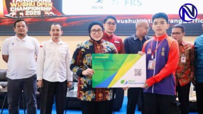 Wabup Tangerang Intan Nurul Hikmah menyerahkan kartu BPJS Ketenagakerjaan kepada atlet wushu di TWOC 2026