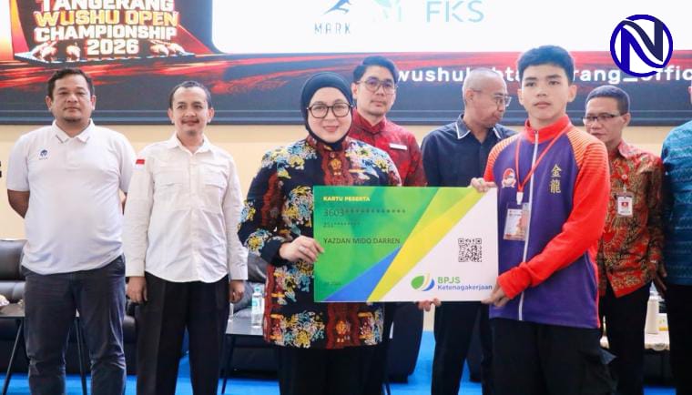 Wabup Tangerang Intan Nurul Hikmah menyerahkan kartu BPJS Ketenagakerjaan kepada atlet wushu di TWOC 2026