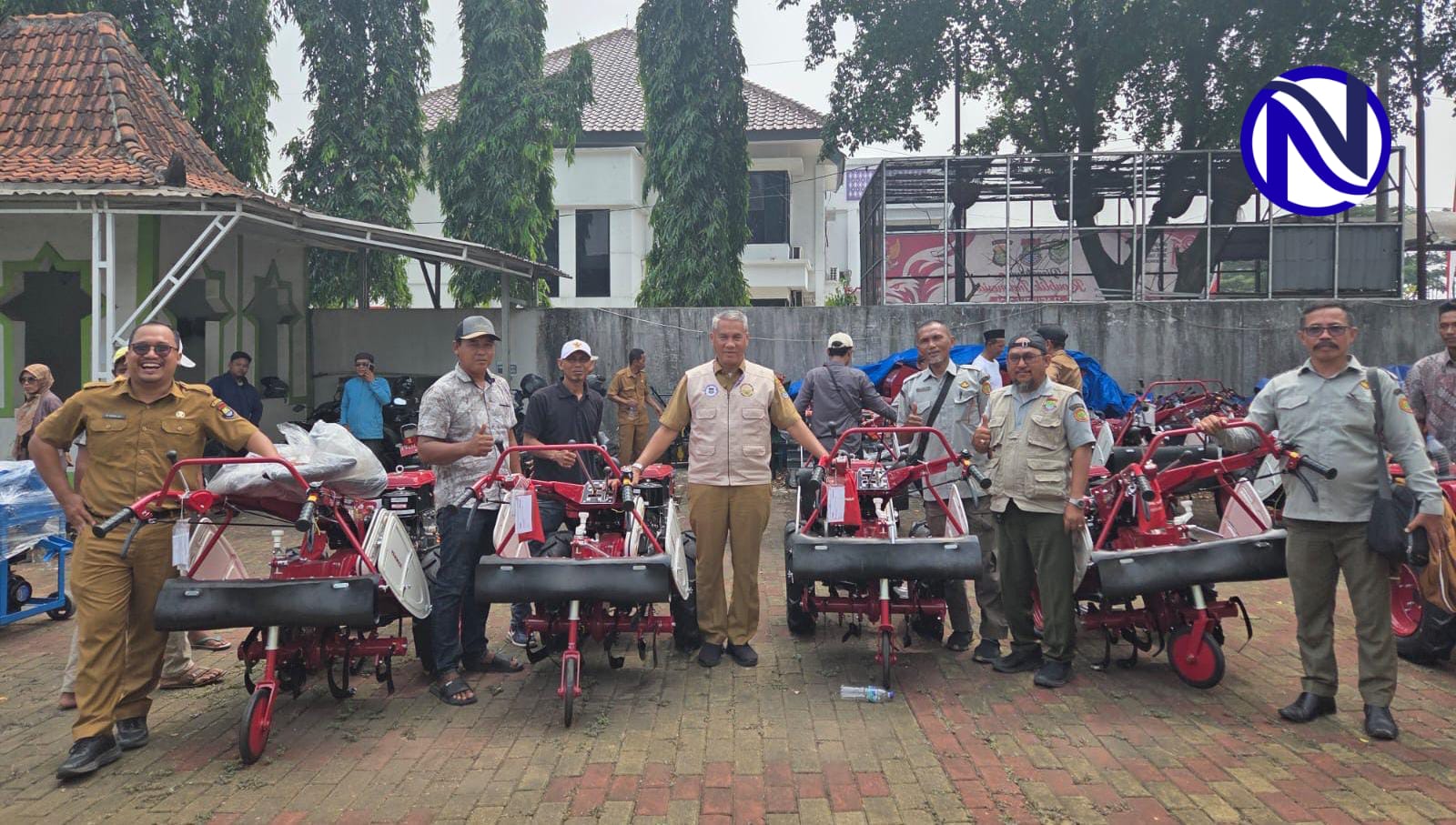 Petani Kabupaten Tangerang terima bantuan traktor cultivator dari Dinas Pertanian untuk atasi kekeringan