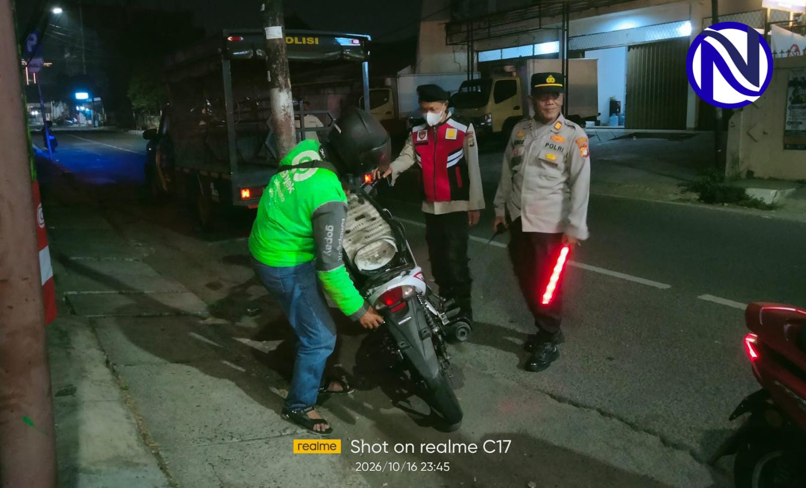 Polisi Polsek Tangerang periksa pengendara motor saat patroli cipkon malam hari