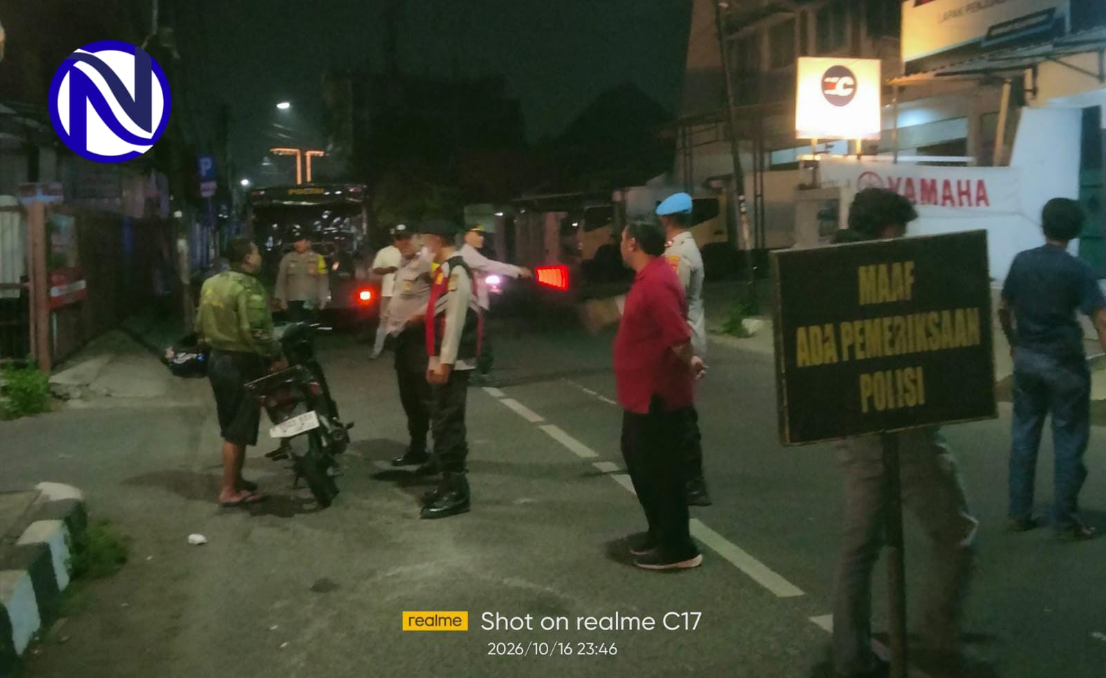 Polisi Polsek Tangerang periksa pengendara motor saat patroli cipkon malam hari