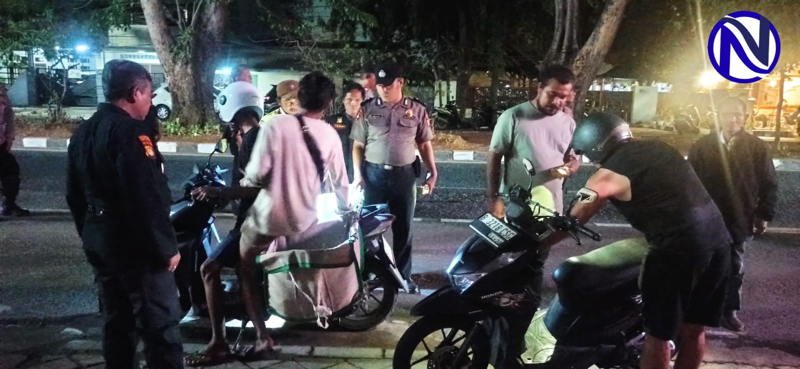 Polisi Polsek Tangerang periksa pengendara motor saat patroli cipkon dini hari