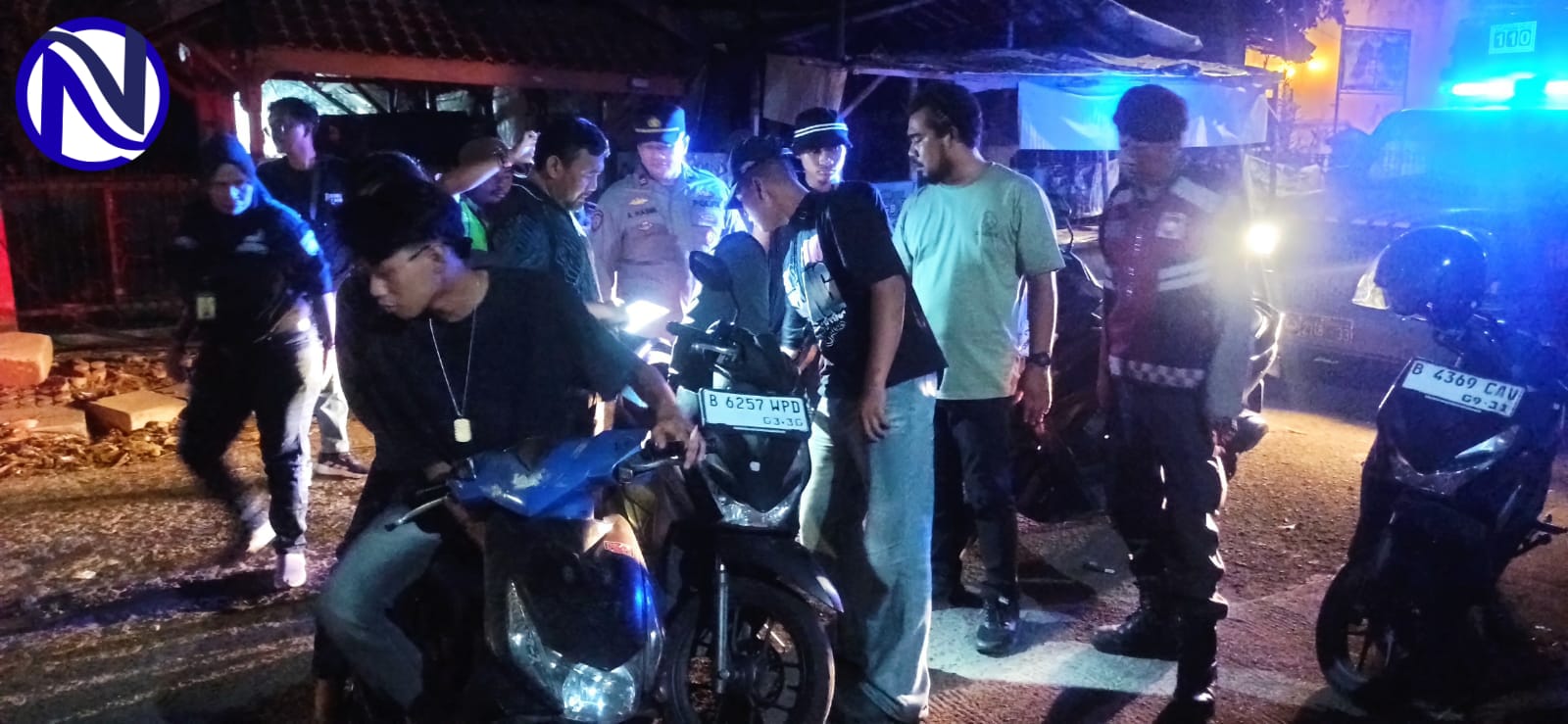 Polisi Polsek Tangerang periksa pengendara motor saat patroli cipkon dini hari`