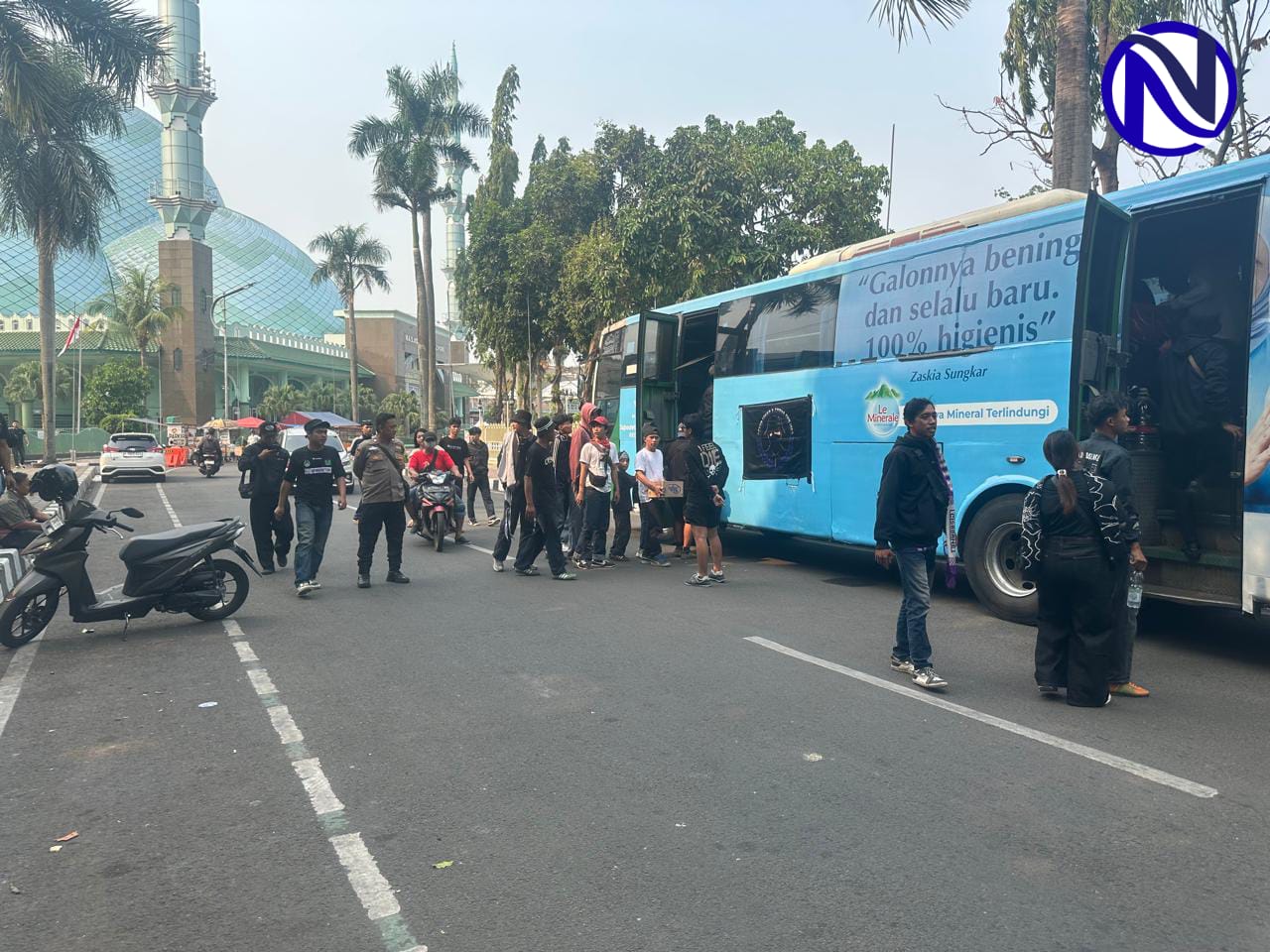 Suporter Persita naik bus biru Le Minerale di depan Masjid Al-Azhom Puspem