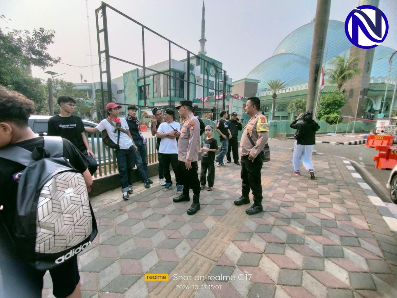Kapolsek Tangerang briefing suporter Persita di depan Masjid Al-Azhom Puspem Kota Tangerang