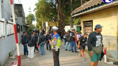 Personel Lantas Polsek Tangerang jaga pintu masuk Komp Pengayoman saat keberangkatan North Legion