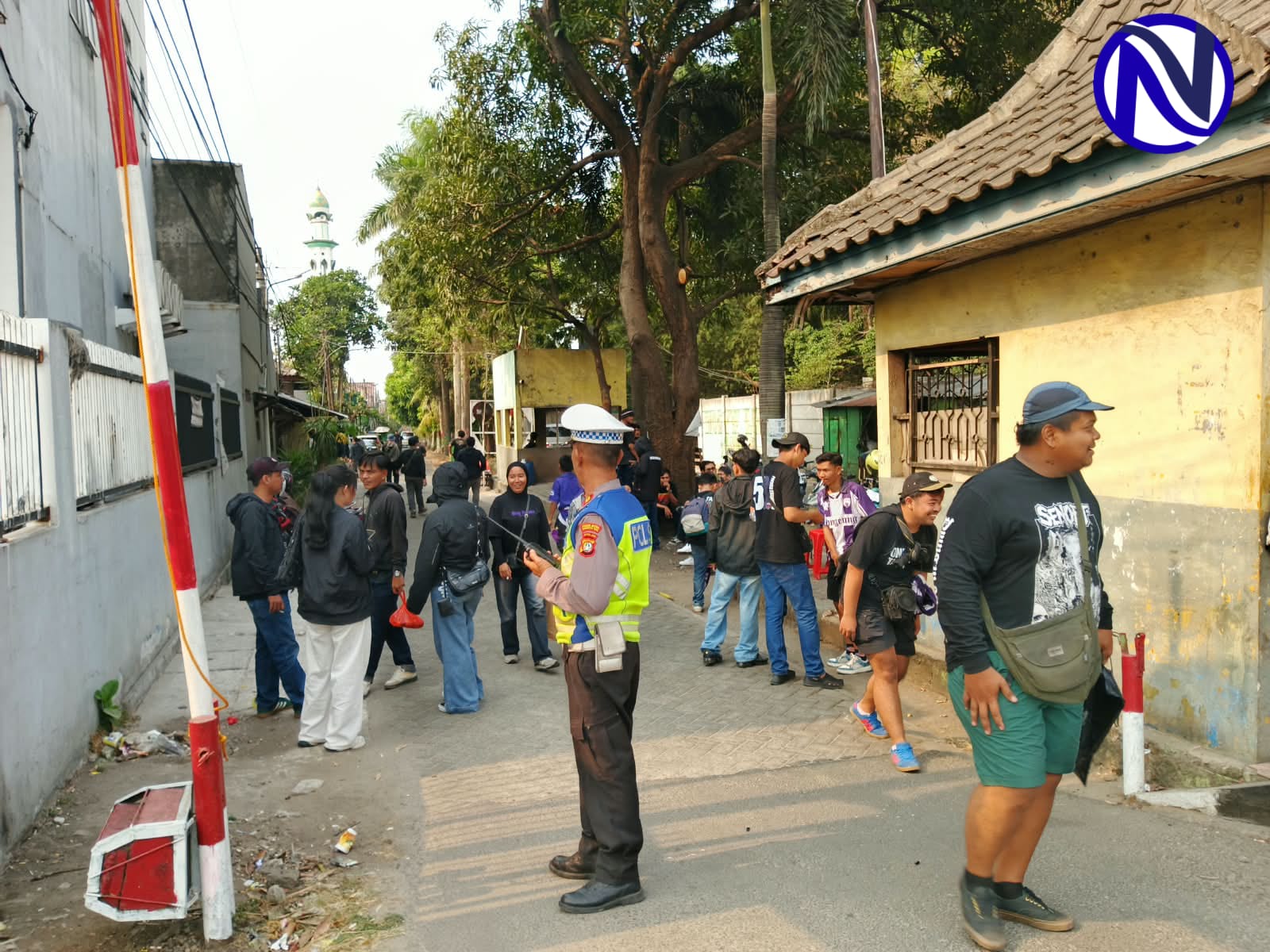 Personel Lantas Polsek Tangerang jaga pintu masuk Komp Pengayoman saat keberangkatan North Legion