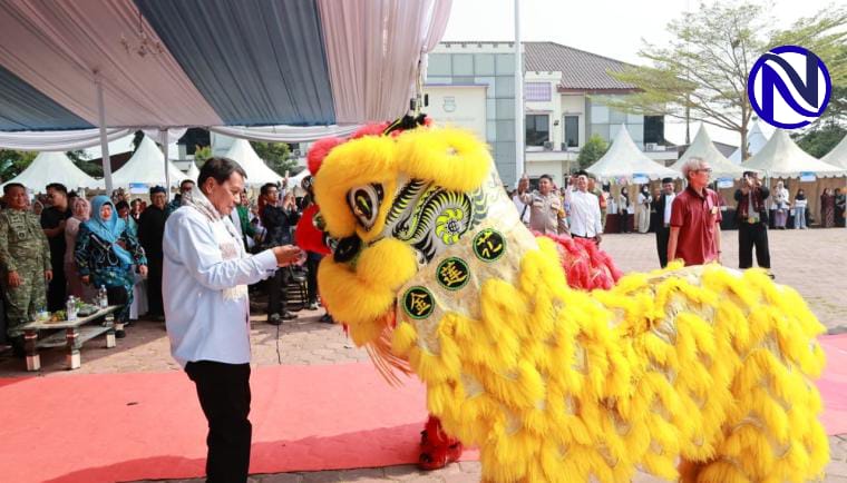 Bupati Tangerang Moch. Maesyal Rasyid berinteraksi dengan pertunjukan barongsai kuning di sela Festival Budaya Pakuhaji.