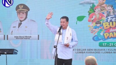 Bupati Tangerang Moch. Maesyal Rasyid melambaikan tangan saat memberikan sambutan pembukaan Festival Budaya Pakuhaji di Halaman Kantor Kecamatan Pakuhaji