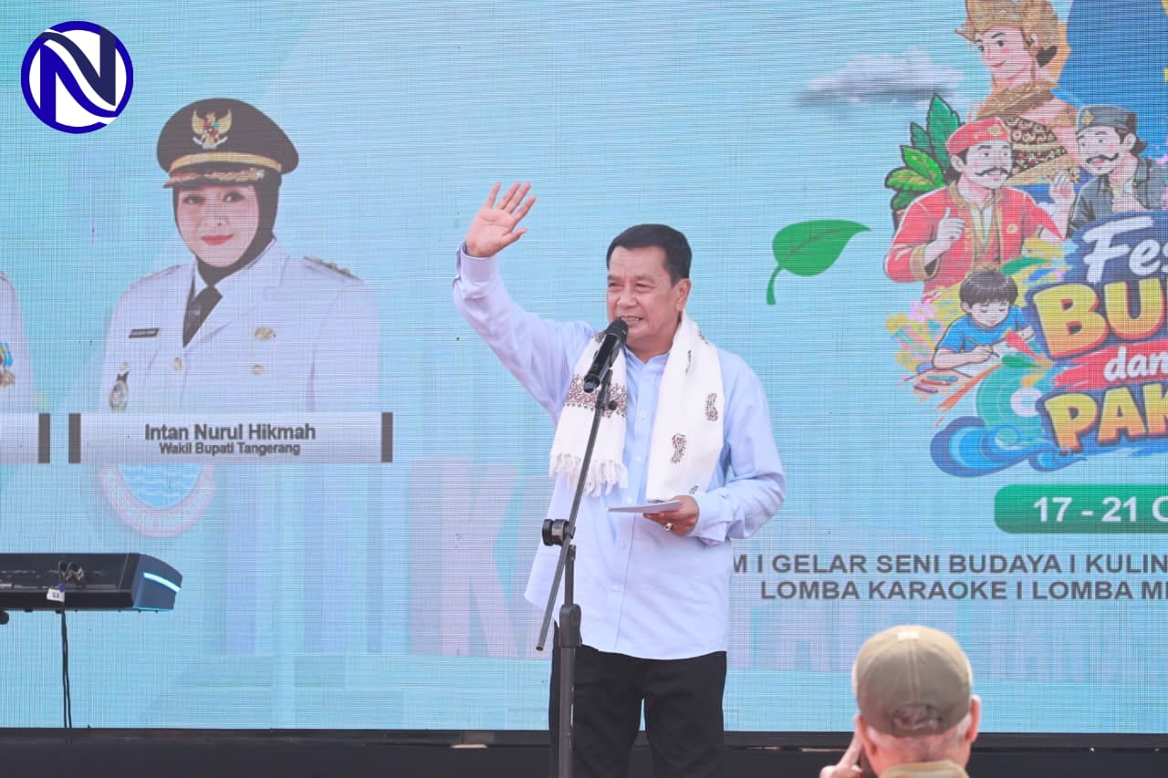 Bupati Tangerang Moch. Maesyal Rasyid melambaikan tangan saat memberikan sambutan pembukaan Festival Budaya Pakuhaji di Halaman Kantor Kecamatan Pakuhaji