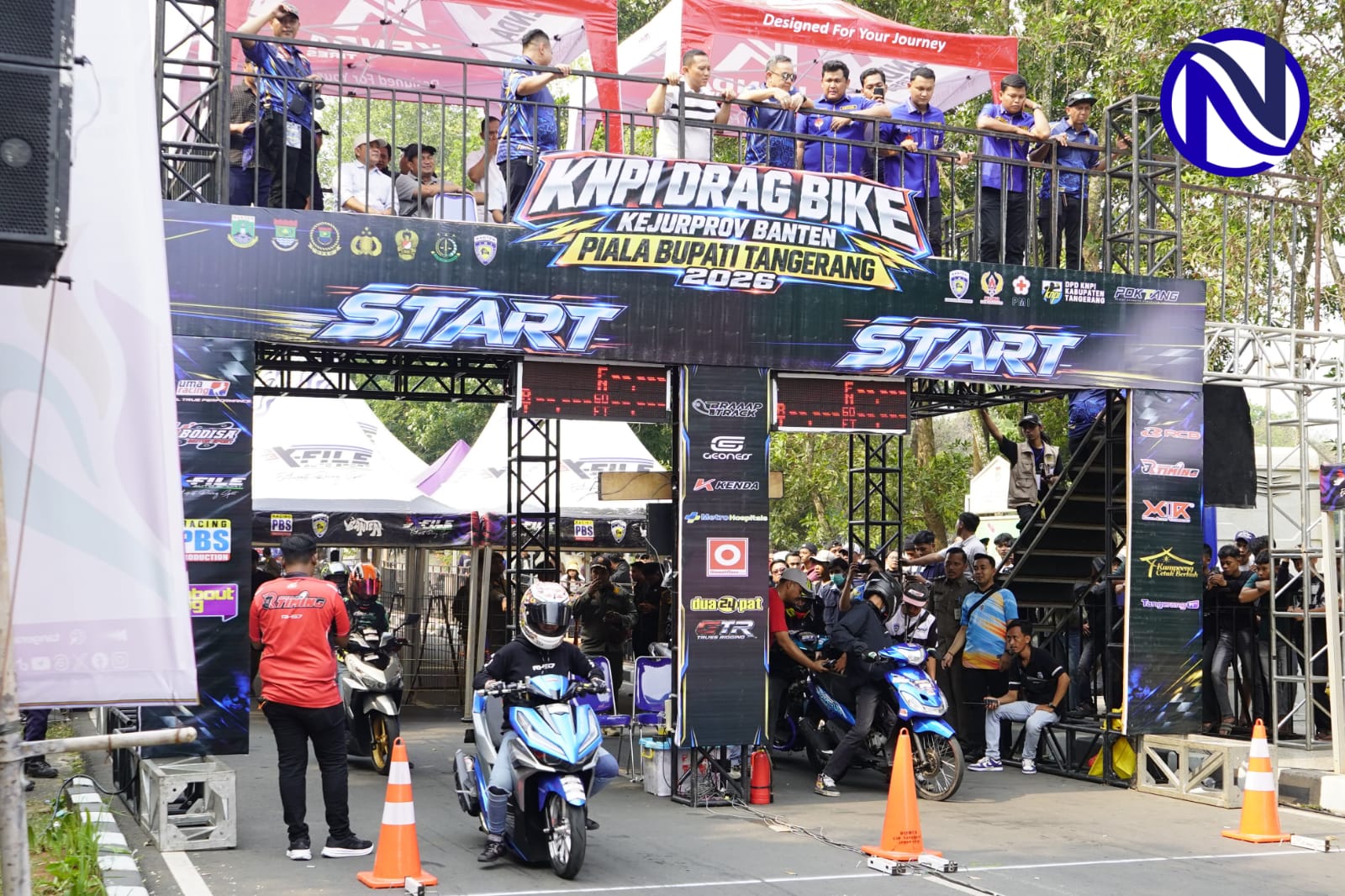 Suasana garis start KNPI Drag Bike Kejurprov Banten Piala Bupati Tangerang 2026 di Kabupaten Tangerang dengan pembalap bersiap