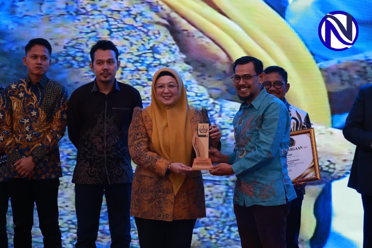 Wabup Tangerang Intan Nurul Hikmah terima piala kayu Tangerang Pos Awards dari panitia