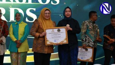 Wakil Bupati Tangerang Intan Nurul Hikmah pegang piagam penghargaan Tangerang Pos Awards 2026 di Grand El Hajj