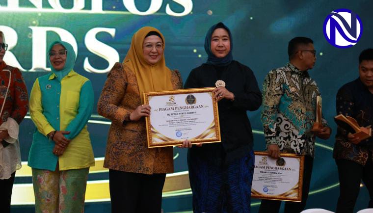 Wakil Bupati Tangerang Intan Nurul Hikmah pegang piagam penghargaan Tangerang Pos Awards 2026 di Grand El Hajj