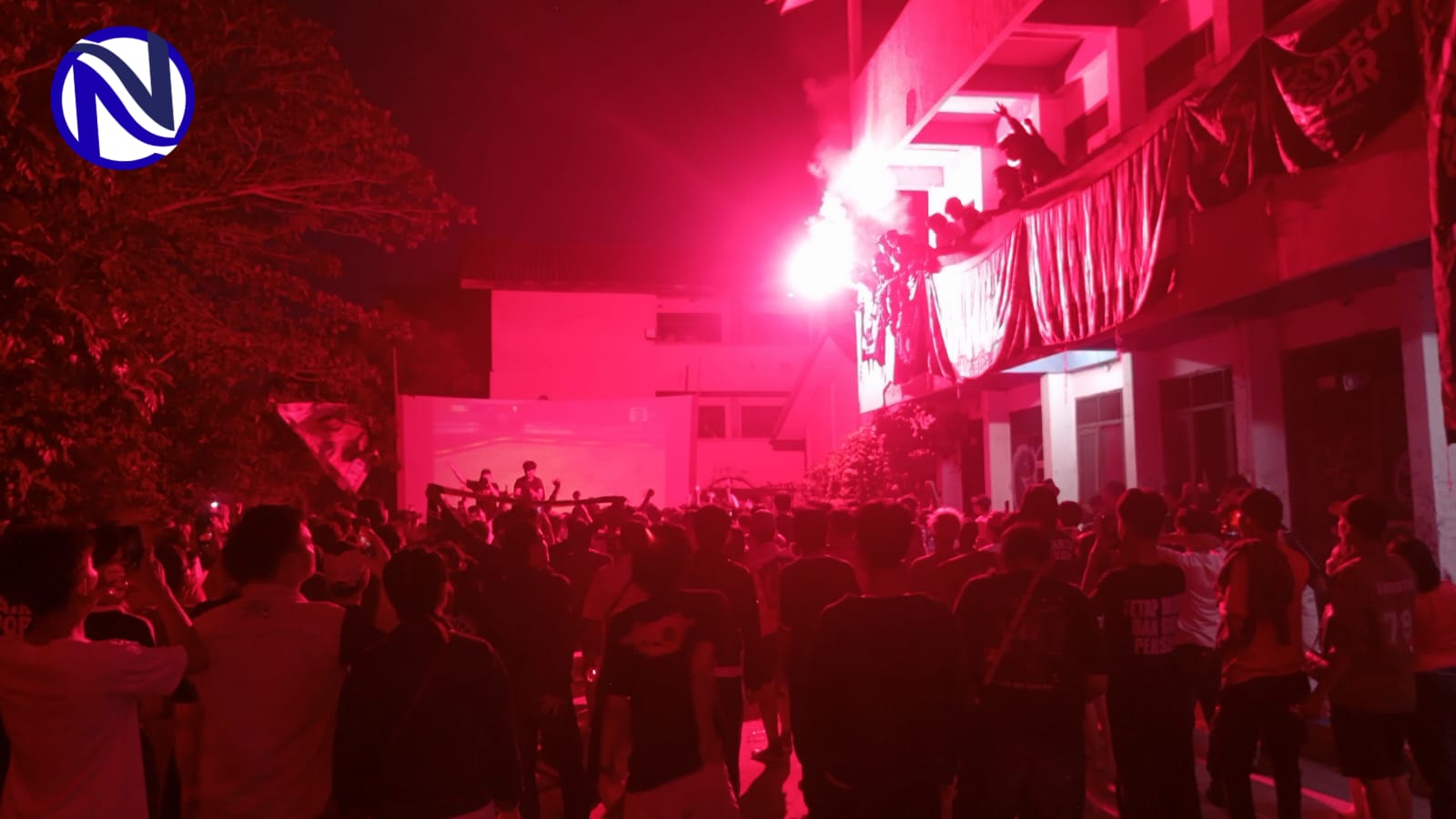 Suporter Orange Cisadane menyalakan flare merah saat nonton bareng Persita Tangerang vs Persija Jakarta di SMK PGRI 2 Kota Tangerang, Sabtu 17 Oktober 2026 malam