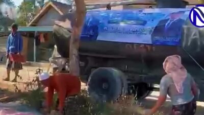 Tangki air bersih bantuan Slamet Ariyadi Anggota DPR RI Fraksi PAN dengan banner Zulkifli Hasan tiba di Desa Bulmata Kembungan Timur Karang Penang Sampang Madura