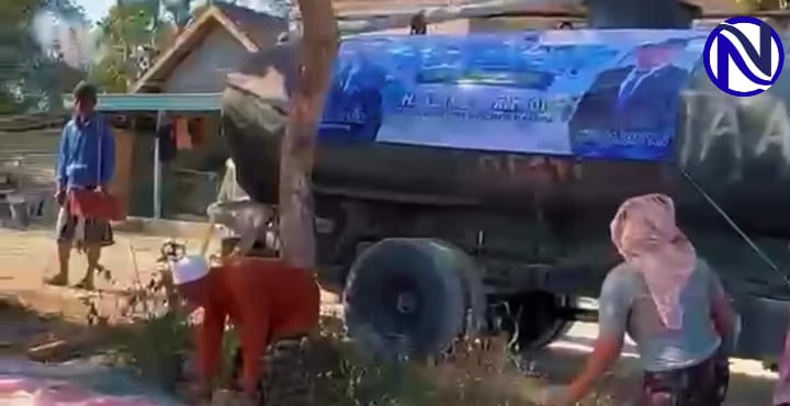 Tangki air bersih bantuan Slamet Ariyadi Anggota DPR RI Fraksi PAN dengan banner Zulkifli Hasan tiba di Desa Bulmata Kembungan Timur Karang Penang Sampang Madura