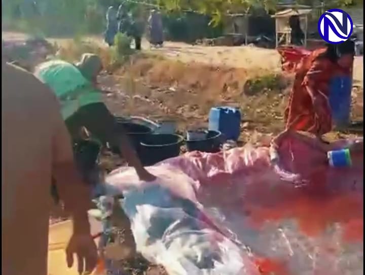 Warga Desa Bulmata Sampang antri membawa ember jerigen dan wadah air untuk mengambil bantuan air bersih dari Slamet Ariyadi